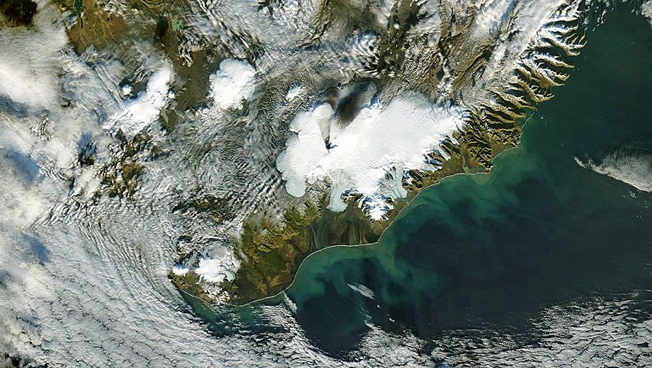 Iceland volcano Grimsvoetn: UK, German airspace closed, ash spreads