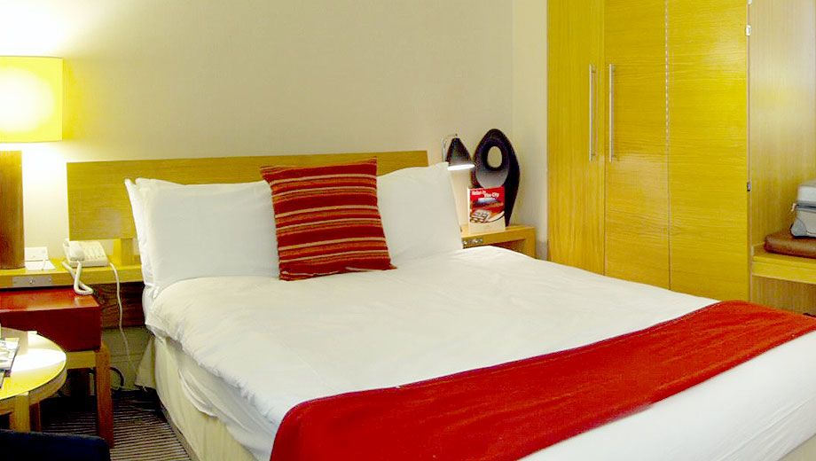 London hotel creates snore-absorbing room