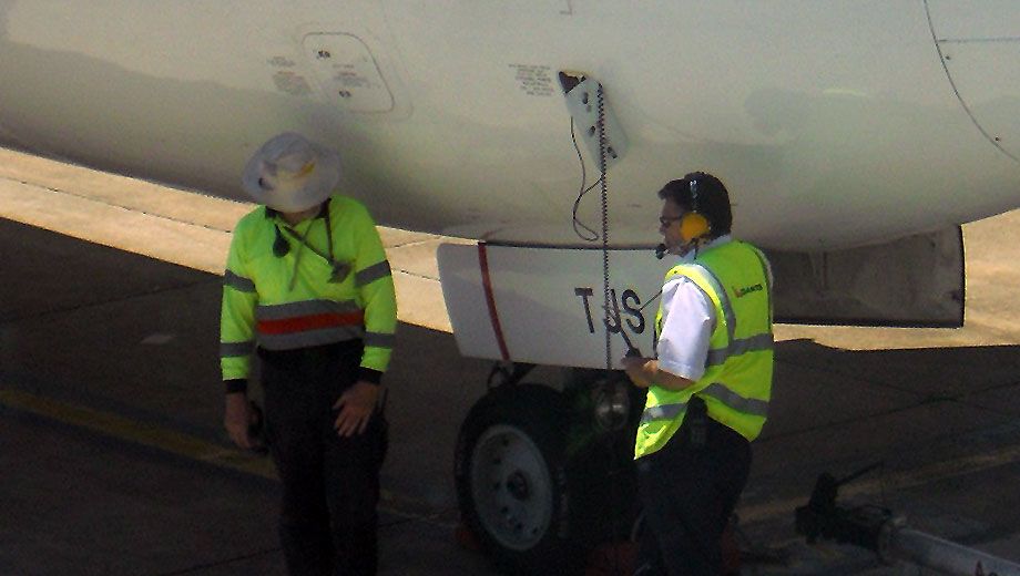 Qantas to axe 1,000 jobs