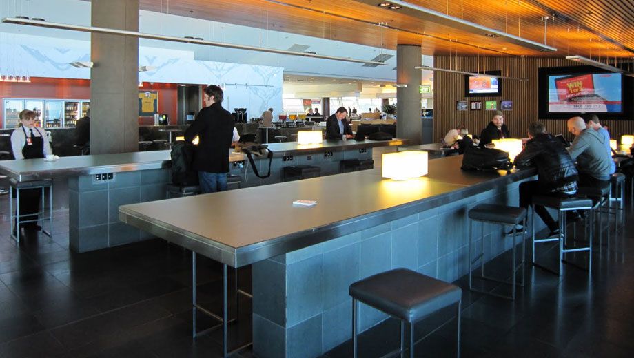 Qantas drops Telstra for Optus for airport lounge Internet
