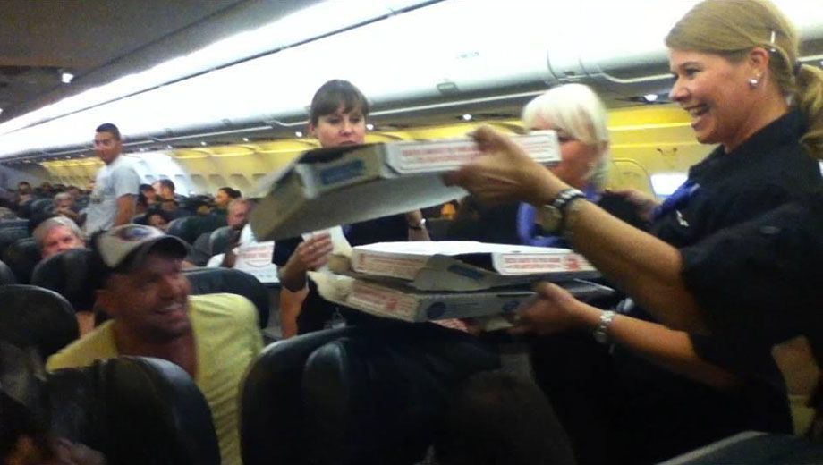 Pilot of delayed plane orders pizza for 160 passengers