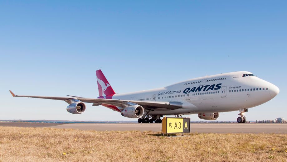 Video: Qantas hands over first Boeing 747-400 to aircraft museum