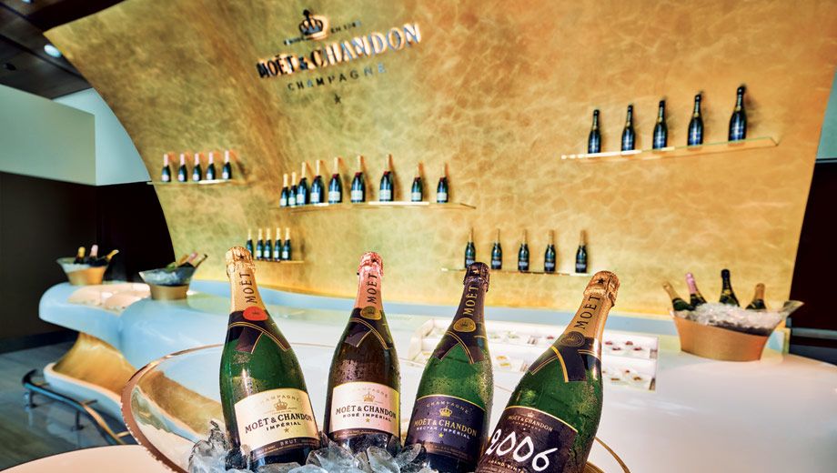Visiting Emirates' Moët & Chandon Champagne bar in Dubai
