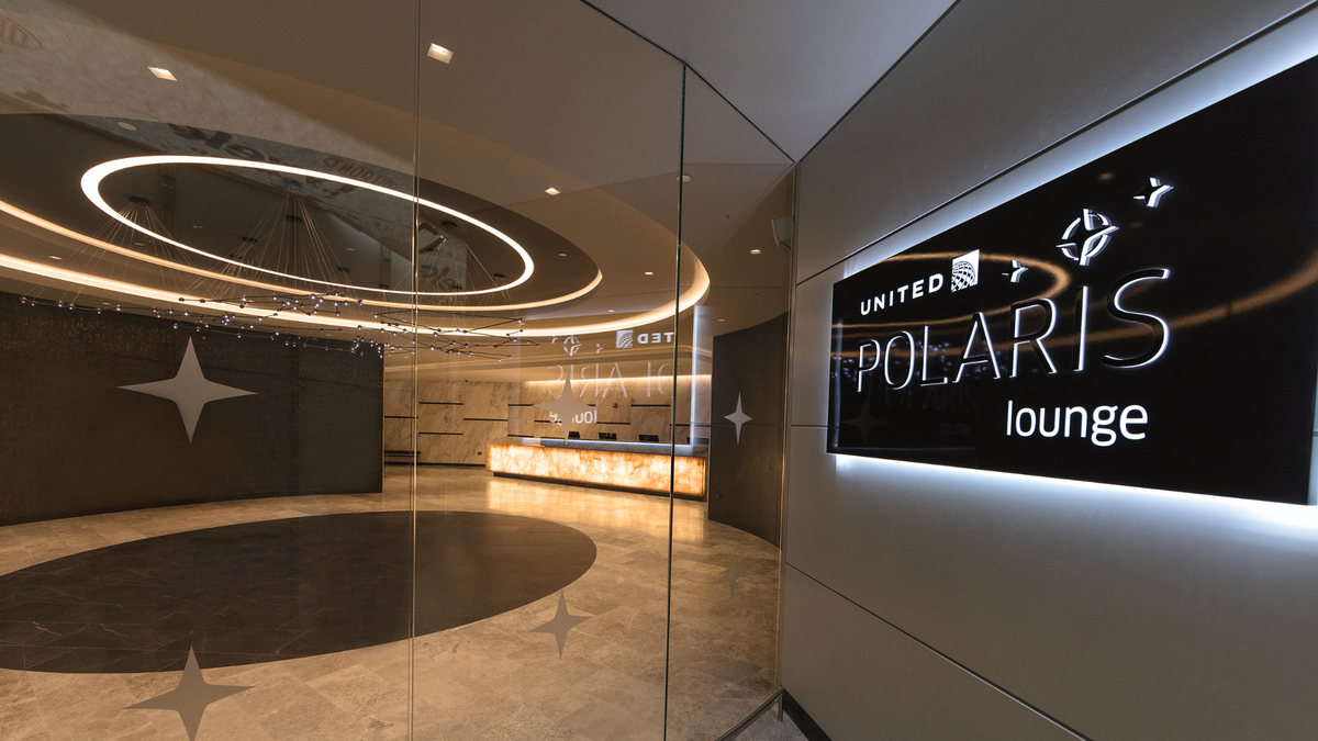 United closes all Polaris business class lounges