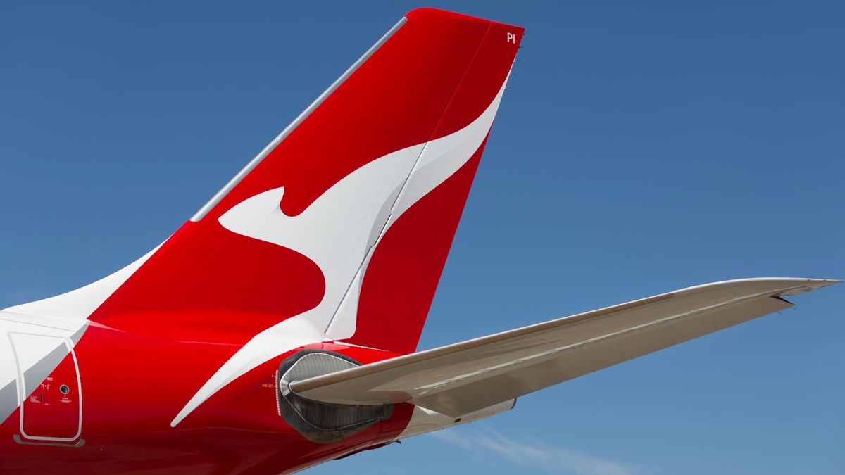 Mask up, don't mingle: new Qantas safety measures for passengers