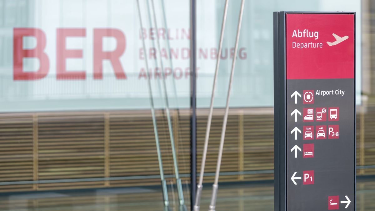 Berlin's cold war-era Tegel Airport gets a reprieve through October