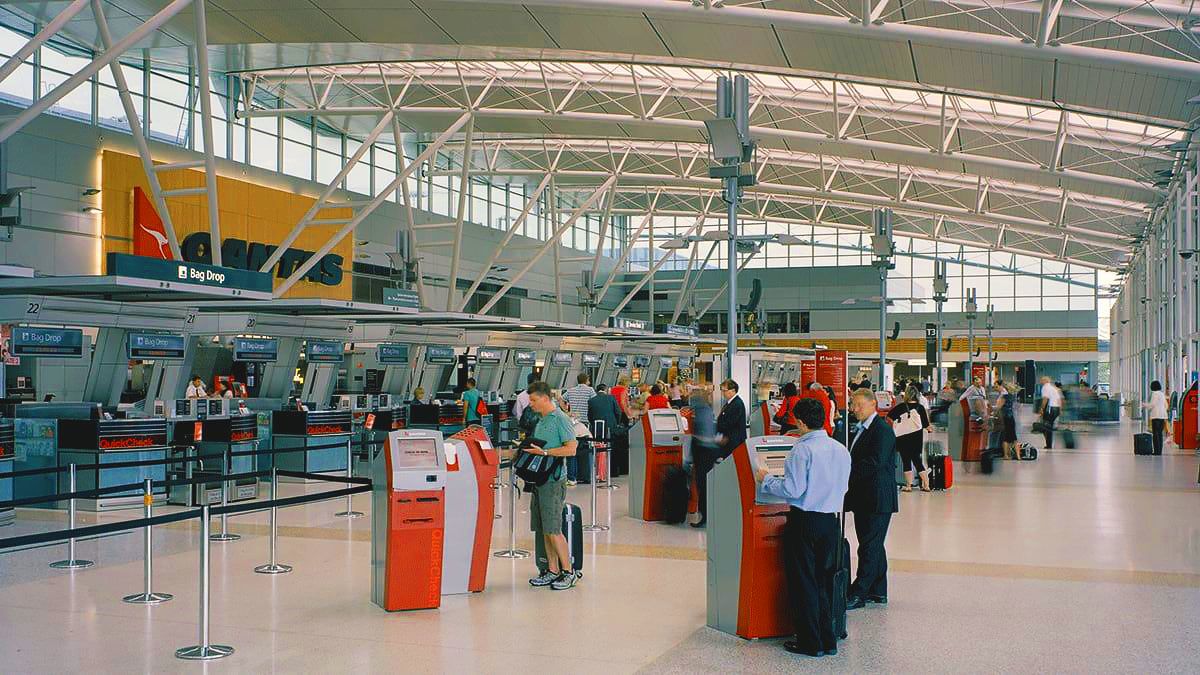 Qantas to close service desks at airports, lounges