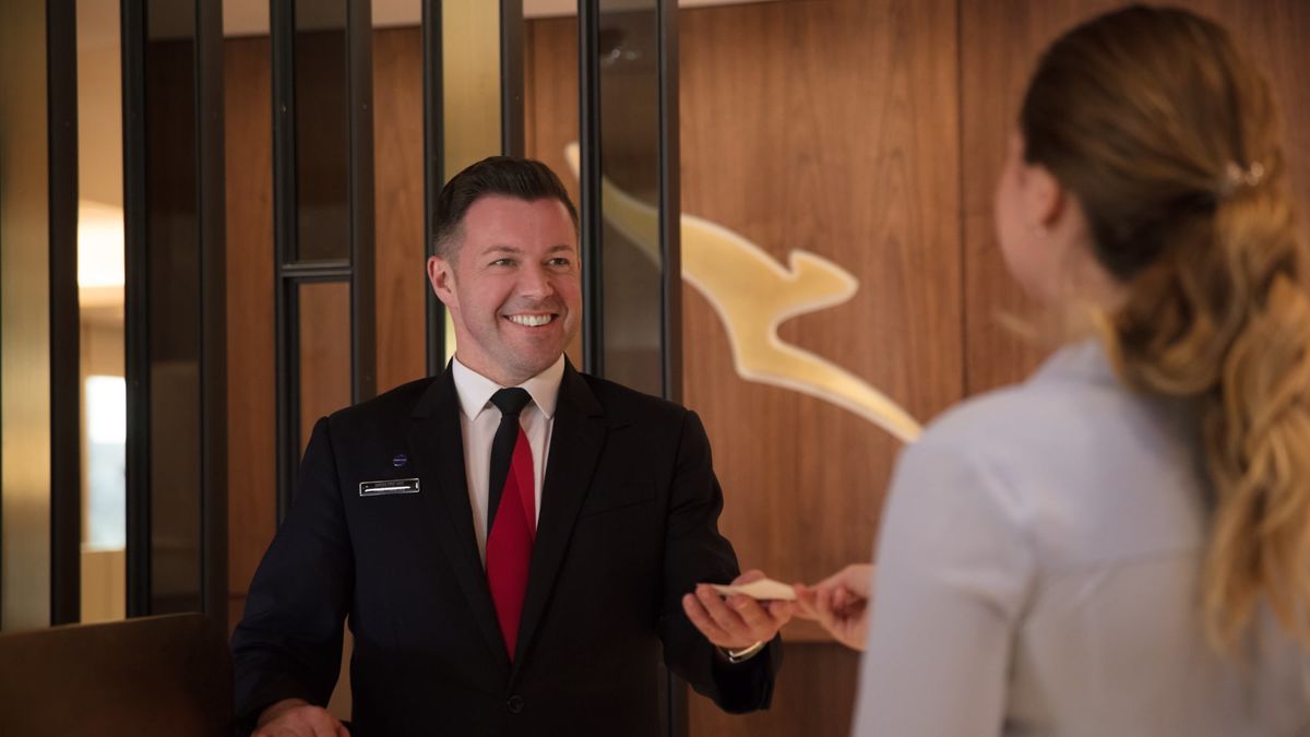 When will Qantas reopen its international lounges?