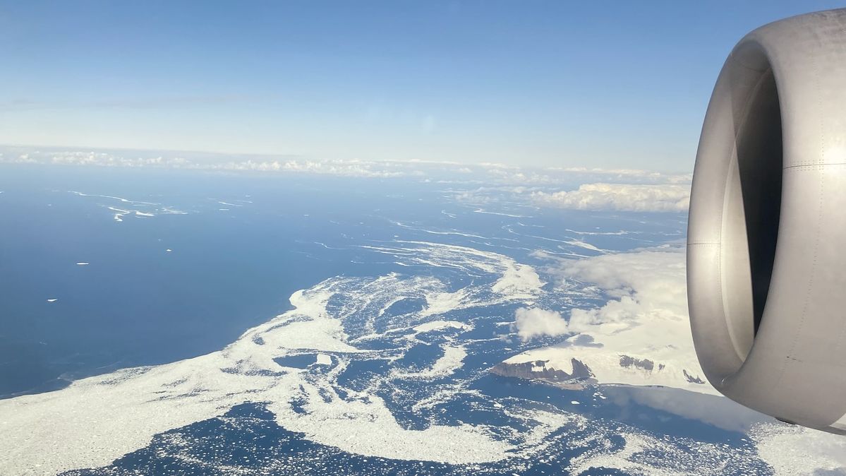 What it’s like on a Qantas 787 sightseeing flight to Antarctica