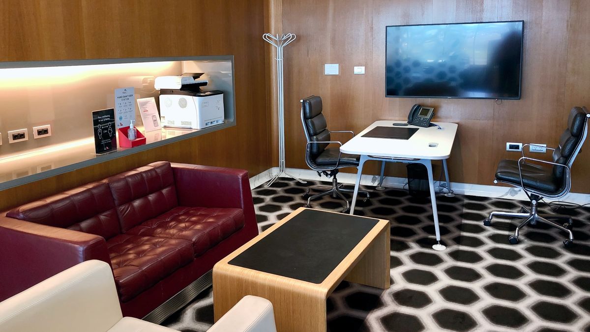 How to book a private suite at the Qantas first class lounge