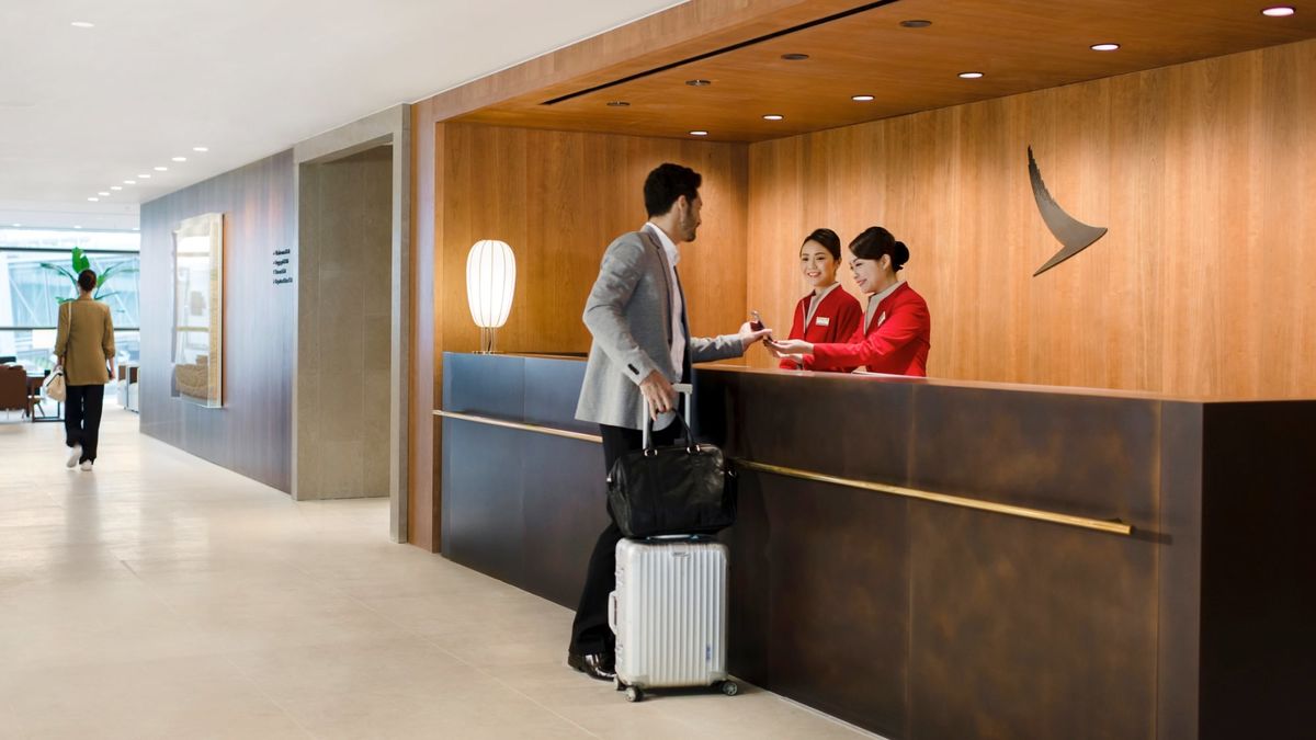 Which Cathay Pacific lounges at Hong Kong are open?