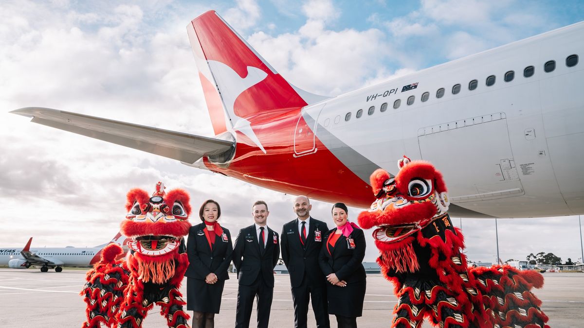 Qantas is once again flying between Melbourne and Hong Kong