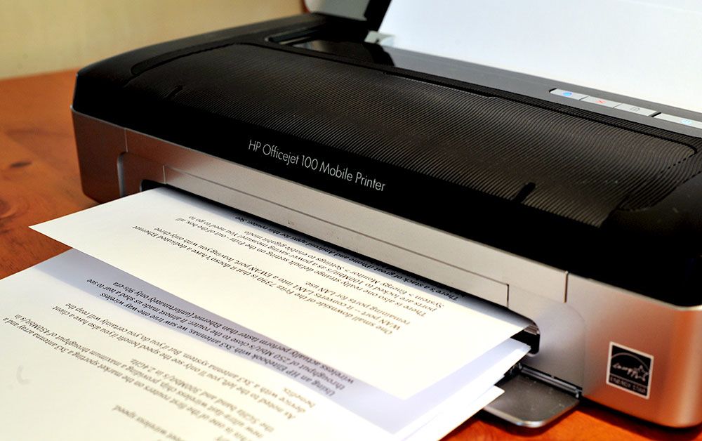 Печать на принтере бланки. Печать документов на принтере. Принтер для печатания документов. Принтер с документами. Принтер печатает.