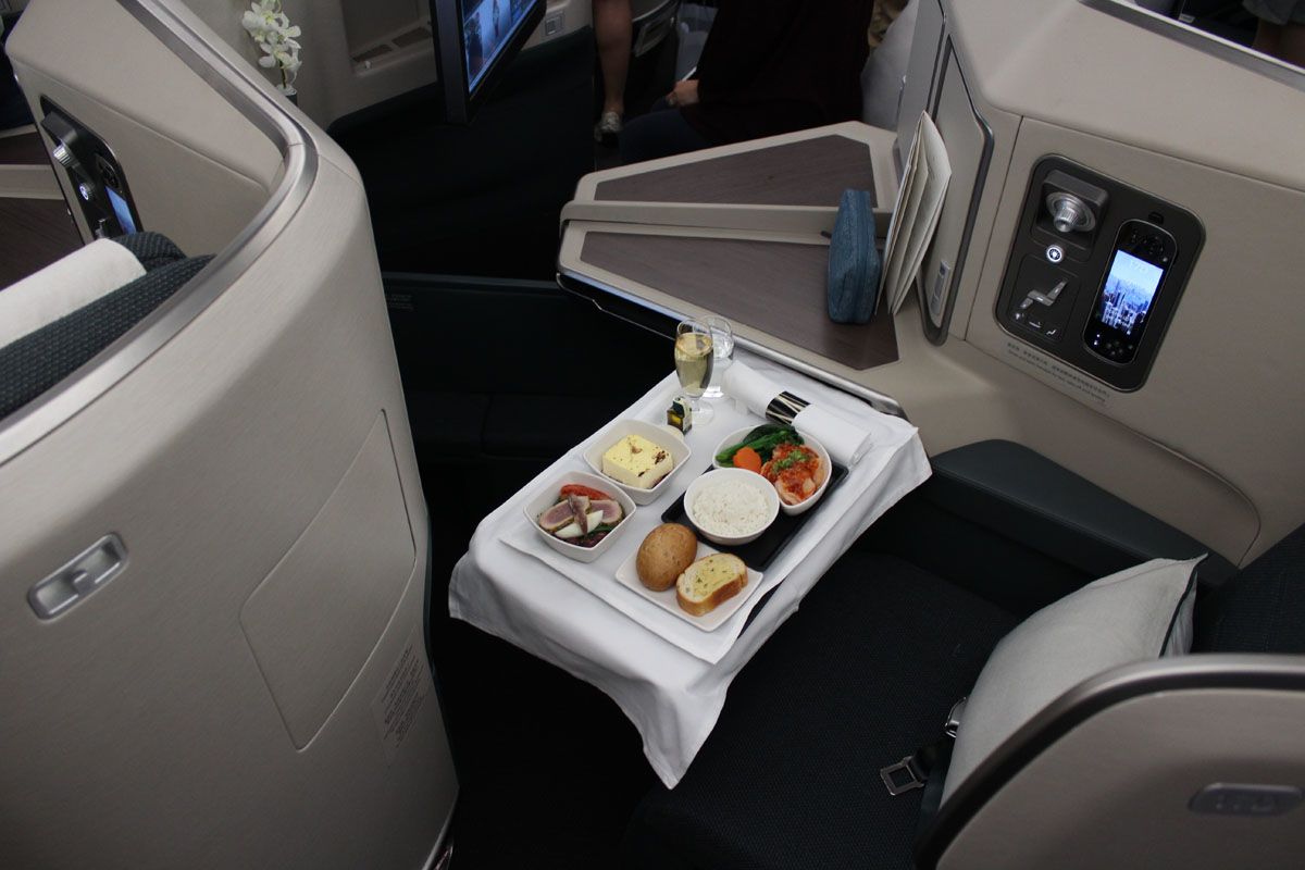 Столик в самолете. Бизнес класс в самолете Cathay Pacific. Столик в самолете бизнес класс. Десерты на Аэрофлот бизнес класс.