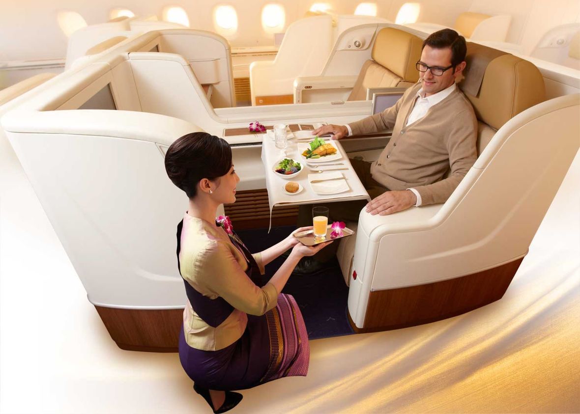 First class plus. Airbus а380 кресла. Airbus a380 кресло бизнес. Кресла бизнес класса Эмирейтс. Бизнес класс в самолете.