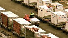 QF won't offload bags from SYD-DFW