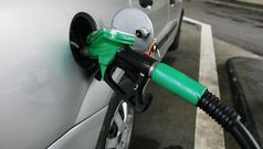 Woolworths to cap frequent flyer points on petrol