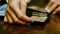 Credit cards: monthly or annual capping?