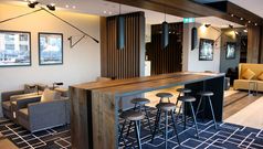 Who can access the AMEX Sydney lounge?