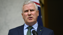 Government hits back at Qantas on overseas flights