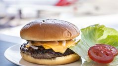 Qantas&rsquo; new first class cheeseburger takes flight