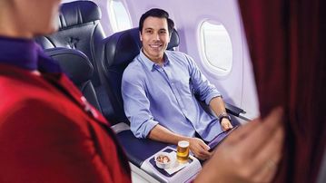  notera, tills flygbolaget startar om business class denna månad serveras passagerare endast snacklådor, inte fulla måltider.