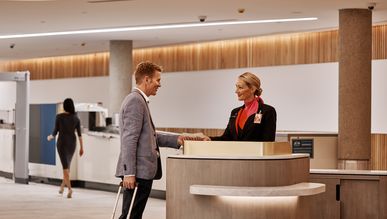  Gallery: Gallery: Qantas BNE Premium Lounge Entry