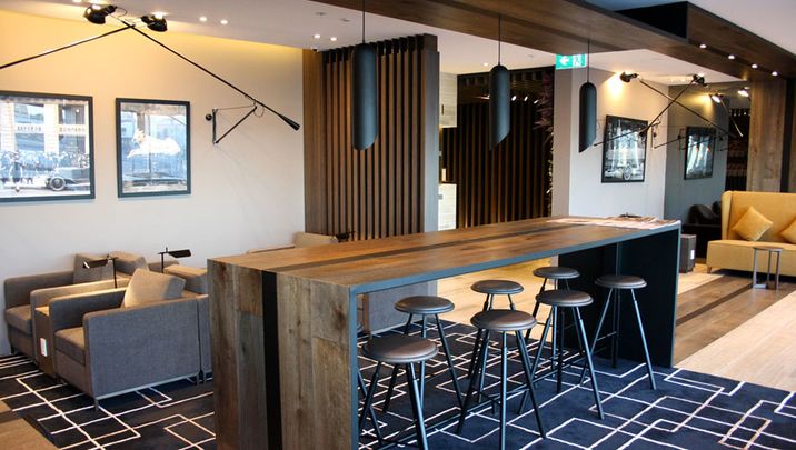 Who can access the AMEX Sydney lounge?