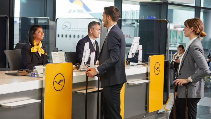 Lufthansa’s new A320 seat has more legroom, USB power