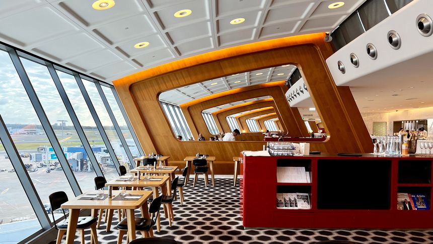 Skywards Platinum members enjoy entry to Qantas first and business lounges.