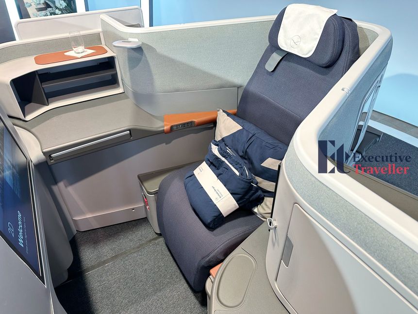 The spacious private Allegris throne seat.
