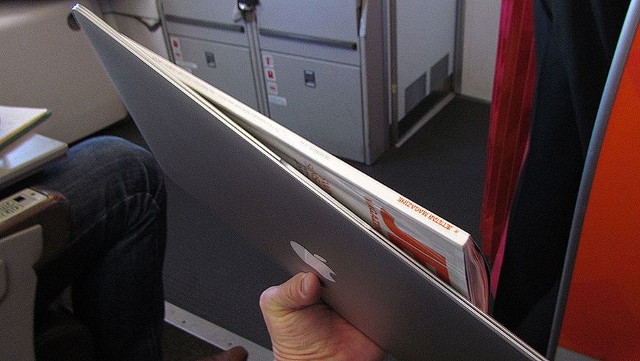 Who's thinner? The Jetstar magazine or the deceptively thin front-edge of the MacBook Air?