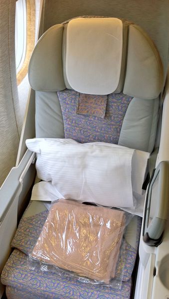 Decent enough slope bed seat, but not enough elbow room