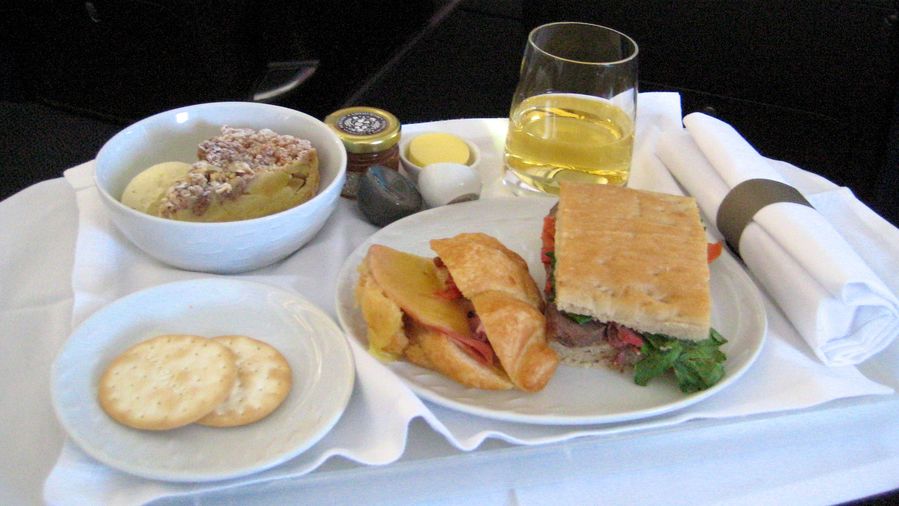 Lunch on LA800 was tasty enough, though a touch