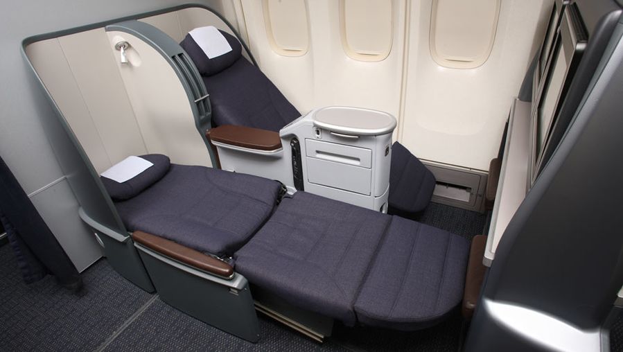 Unlike the first-gen Skybed which Qantas offers to San Francisco, United's 747-400 has a fully lie-flat bed