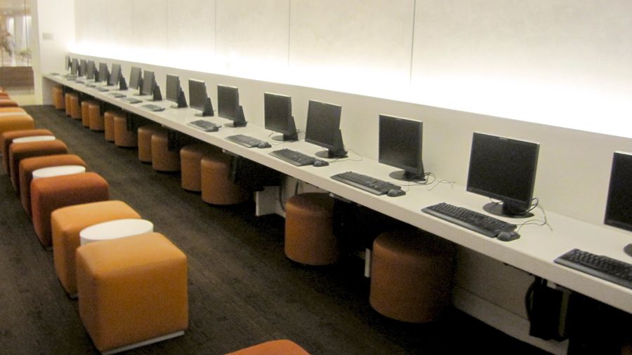 If you're not travelling with a laptop, the bank of workstations at the LAX Qantas lounge will get you online quickly.