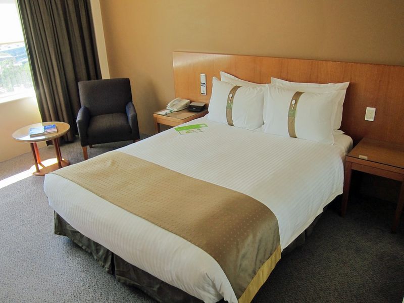 The bed is the 2009-onwards Holiday Inn standard: really comfortable.