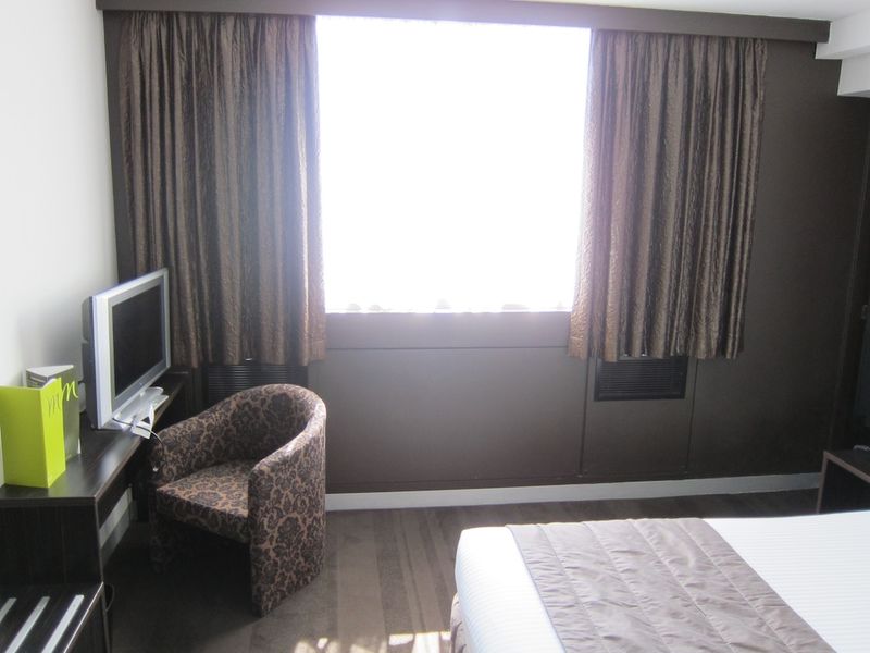 A large window faces the CBD and the harbour in the (thus obviously named) Harbour View rooms.