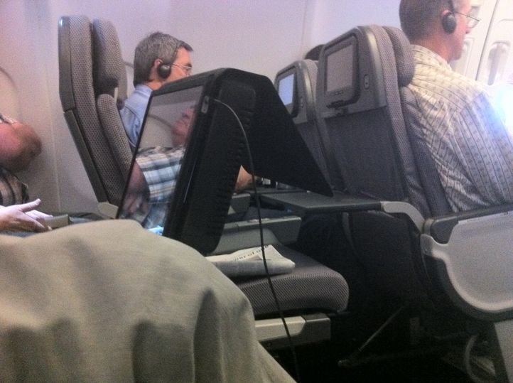 It's a nice coincidence that the middle part of the iPad case fits so well on the Qantas screen.