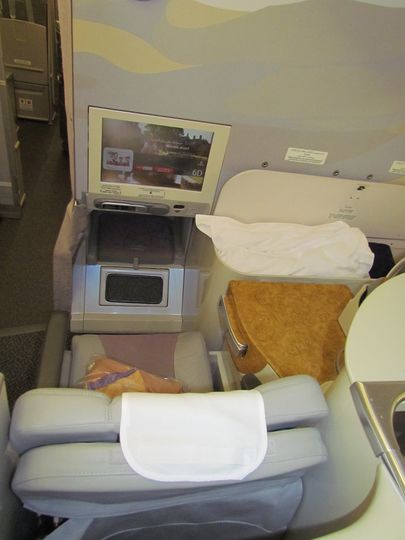 Since everyone's feet tuck into a cubby in the same way on Emirates' A380, there's no legroom reason to pick the bulkhead.
