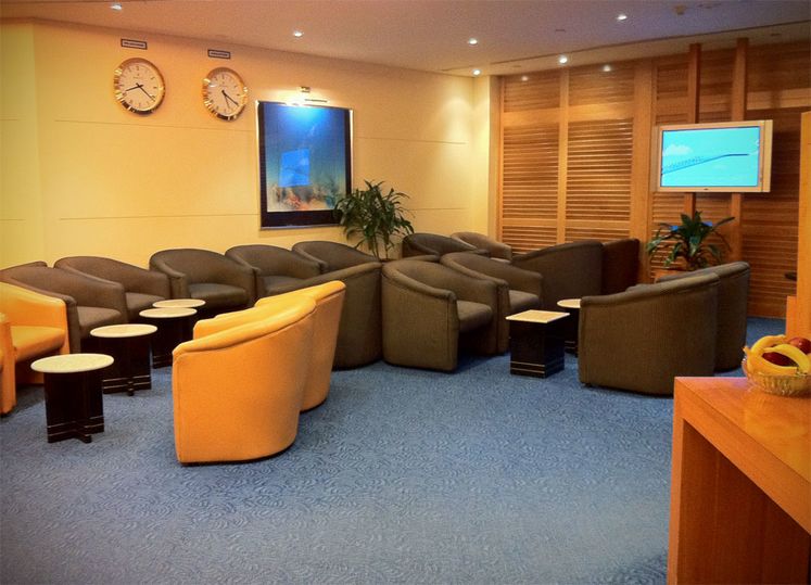 Melbourne Airport has several windowless lounges, including the uninspiring Singapore Airlines space.