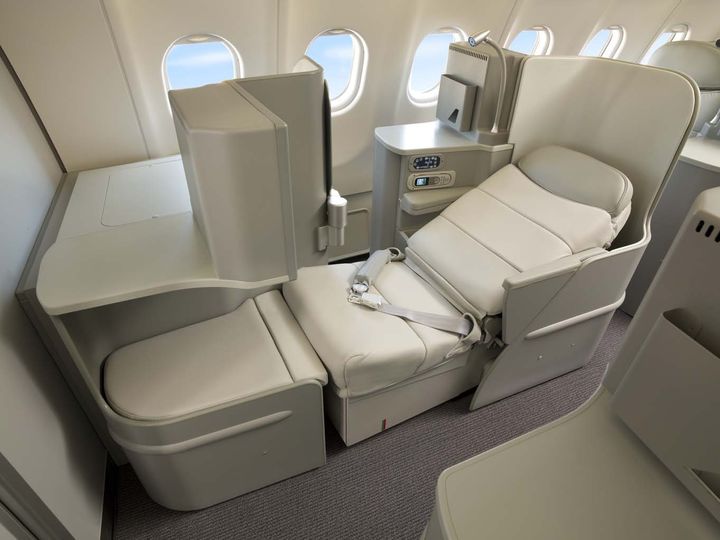 The seat is also the newest version of Alitalia's Magnifica Class business offering.