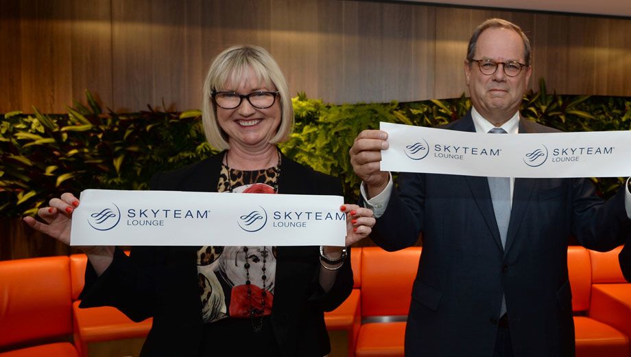 Apres ribbon cutting: Sydney Airport CEO Kerrie Mather and SkyTeam CEO Mr Michael Wisbrun at the opening of the new SKyTeam lounge