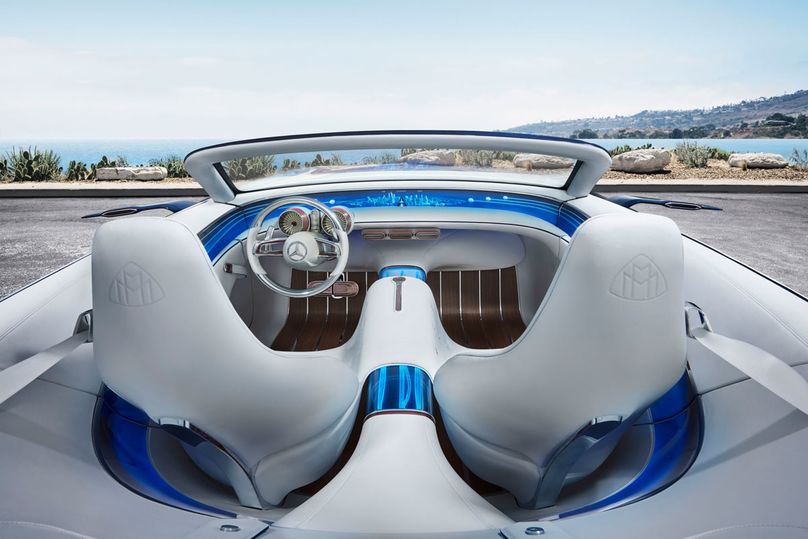 The open-pore wood floor with inlaid aluminum underscores the lounge sensation and the connection to yachting. Above the 360-degree lounge, the display strip links doors, dashboard, and the rear area.