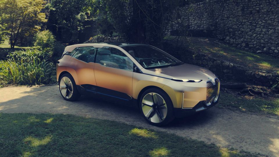 The BMW Vision iNEXT has an oblong, interlinked double-kidney grille, large side windows, a long panoramic roof, and blue accent surfaces at the front, sides and rear.