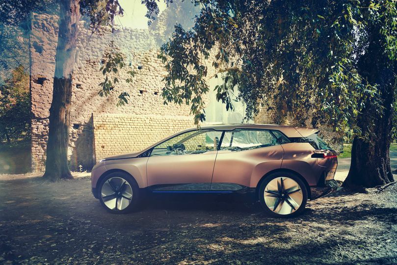 The BMW Vision iNEXT is Liquid Greyrose Copper that gradually changes in shade from warm copper to dark rose.