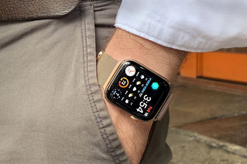 Even if you're not typically into gold, this Series 4 looks damn good.