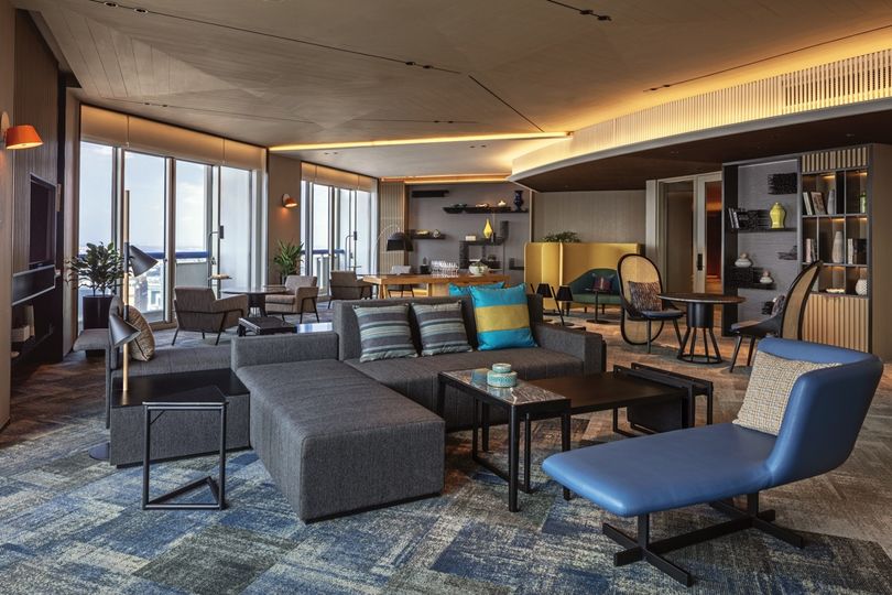 The Crest lounge is dedicated to guests staying in the Swissotel The Stamford's 13 suites