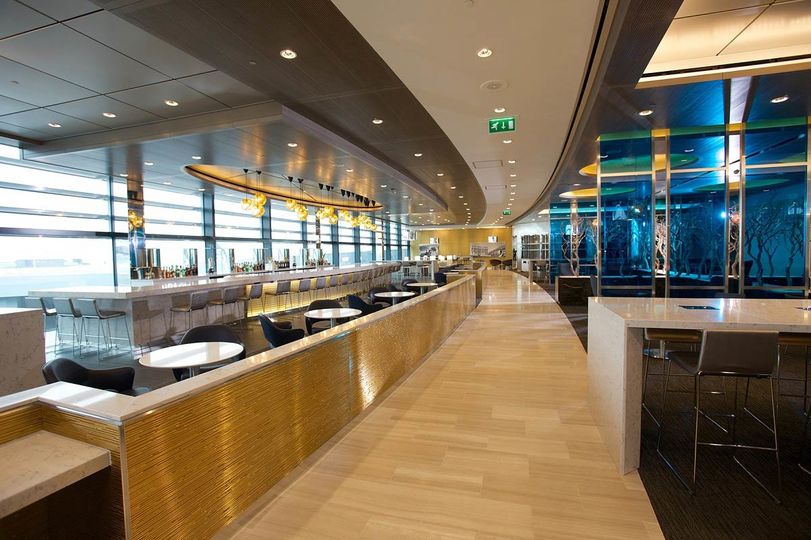 The United Club lounge at London Heathrow is a cut above its US domestic counterparts.