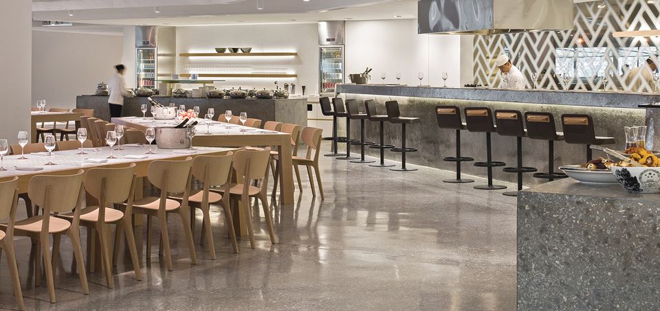 Preparing for the evening rush: you'll almost never see the Qantas Singapore Lounge this empty!